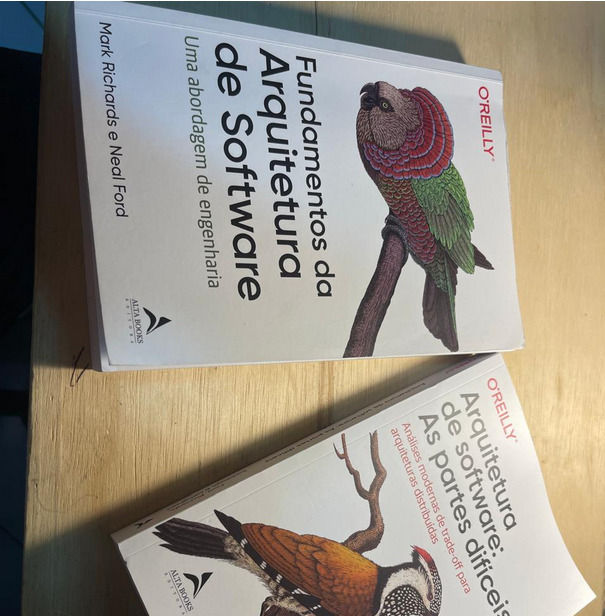 A Base para a Engenharia Moderna: Uma Resenha de 'Fundamentos da Arquitetura de Software'